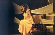 Imagen de una representación de l aobra de teatro La Mujer Sola, de Dario Fo.