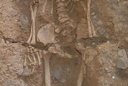 Grieta en el sedimento del Bloque 121 que también afectaba a los restos humanos